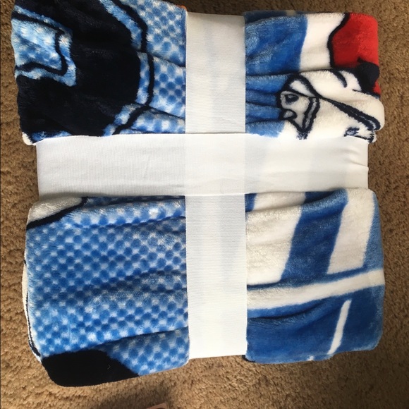 ⬇️New Mickey Mouse throw - Picture 3 of 3